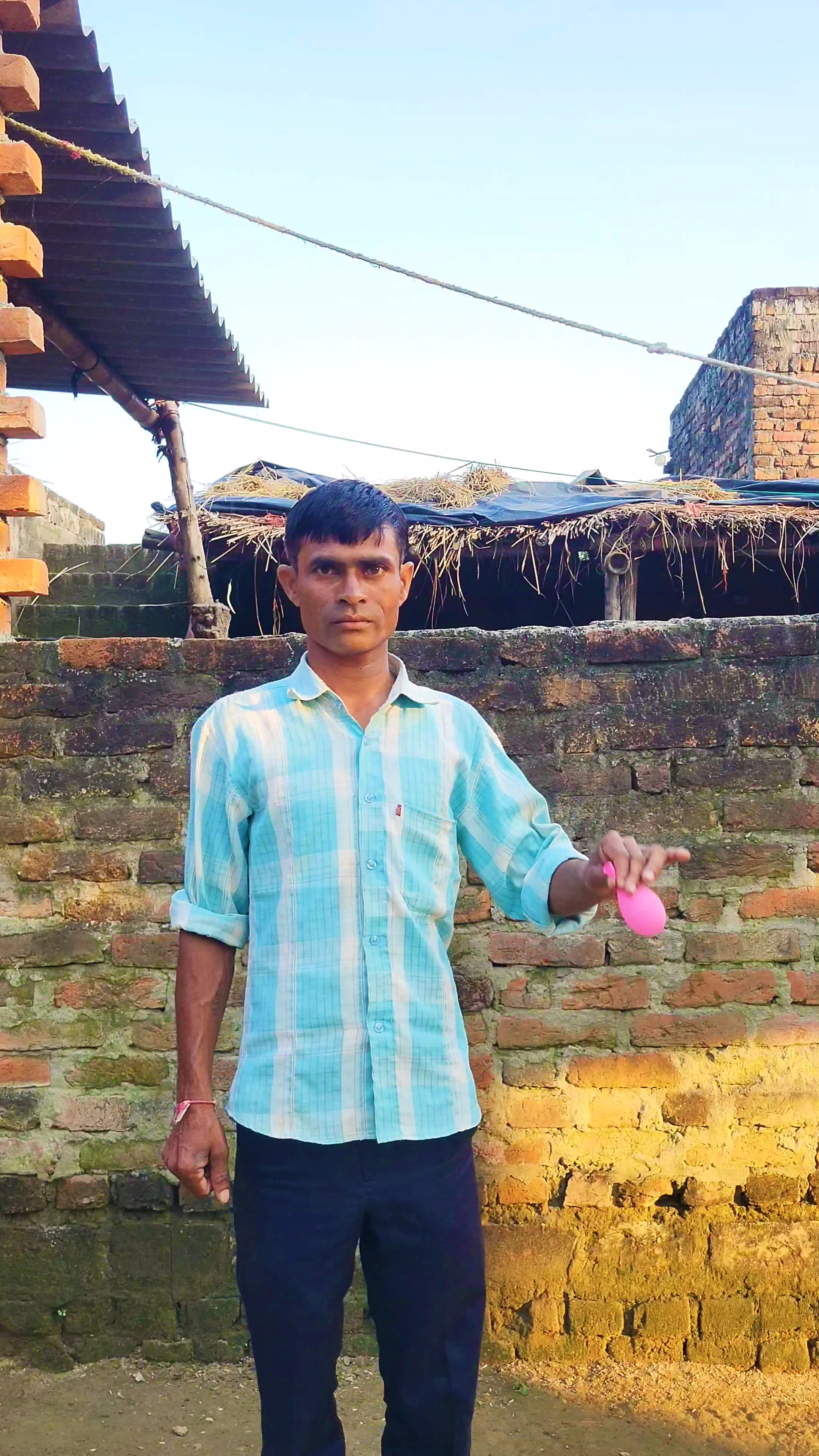 दूर से ही फूंक मारी और बैलून फूल गया! 🎈😱 #MagicTrick #Unbelievable