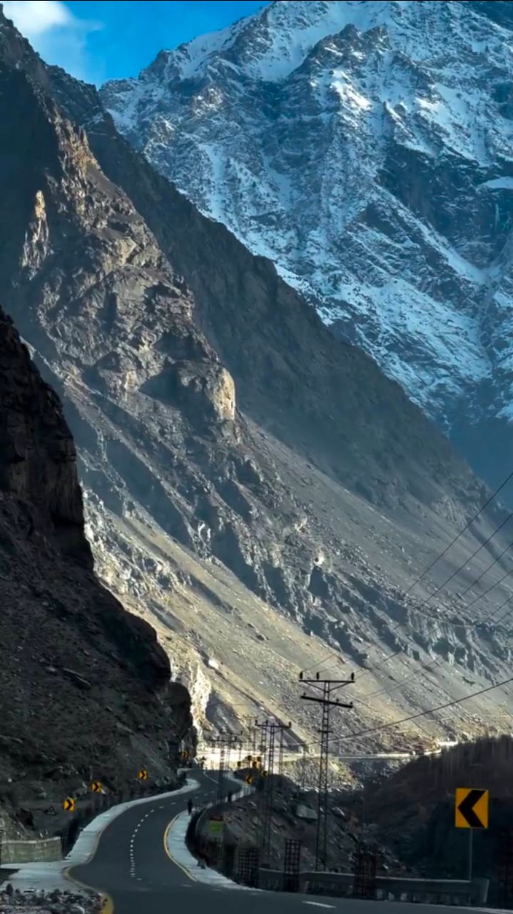 जहाँ रास्ता खत्म होता है, असली सफर वहीं से शुरू होता है।)