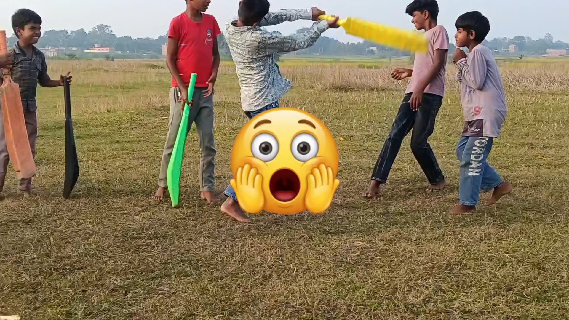Maidan mein khelne mein ladai ho gaya tha