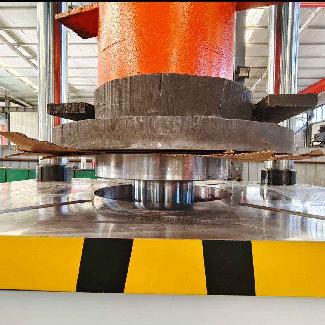 Hydraulic press on Bideo