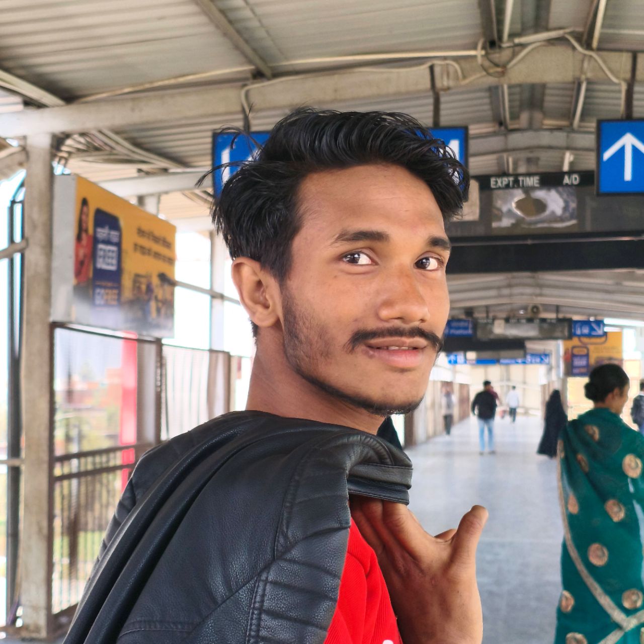 Riyaz09 on Bideo