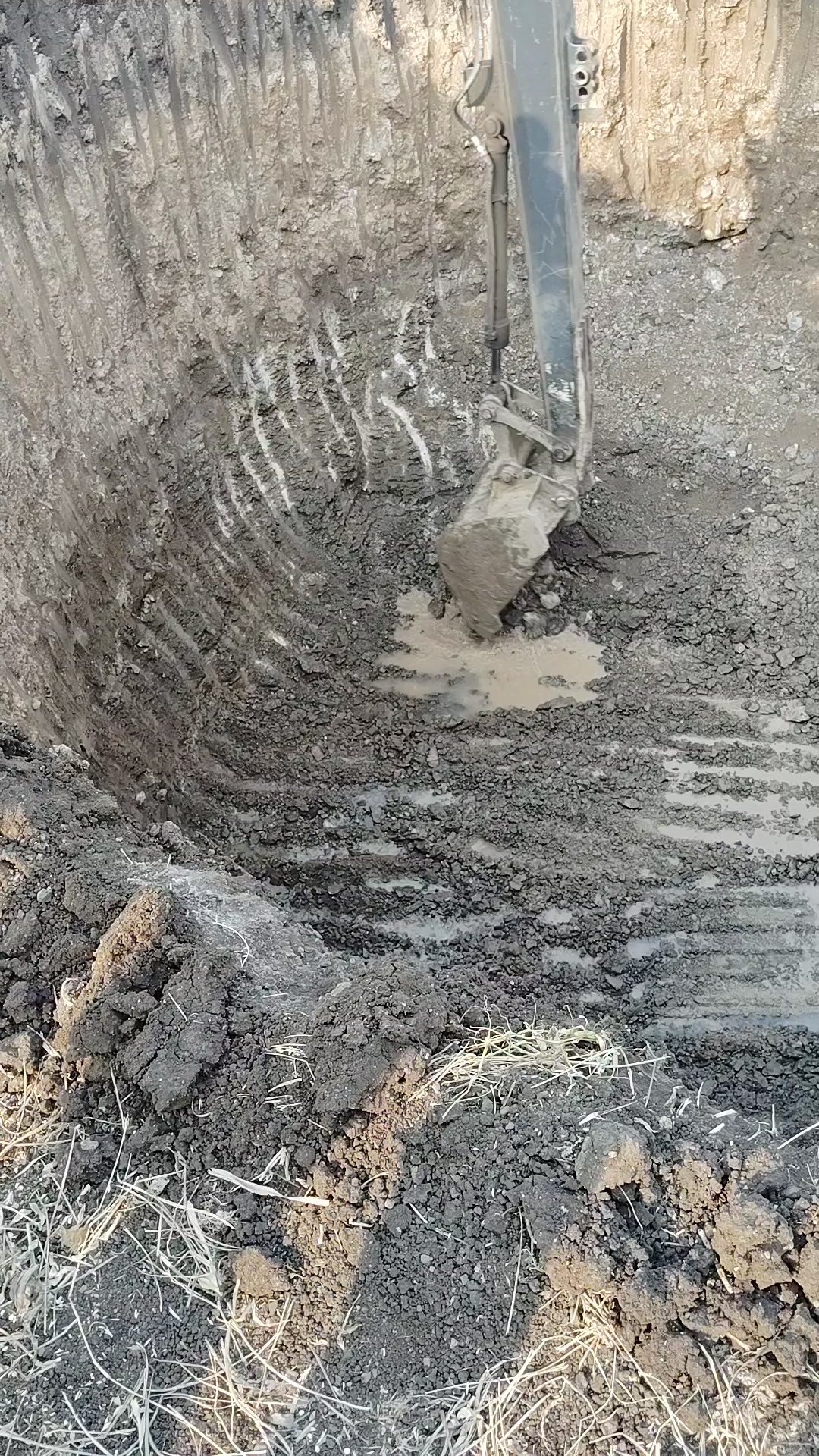 पोक्लोएन से कुवा
