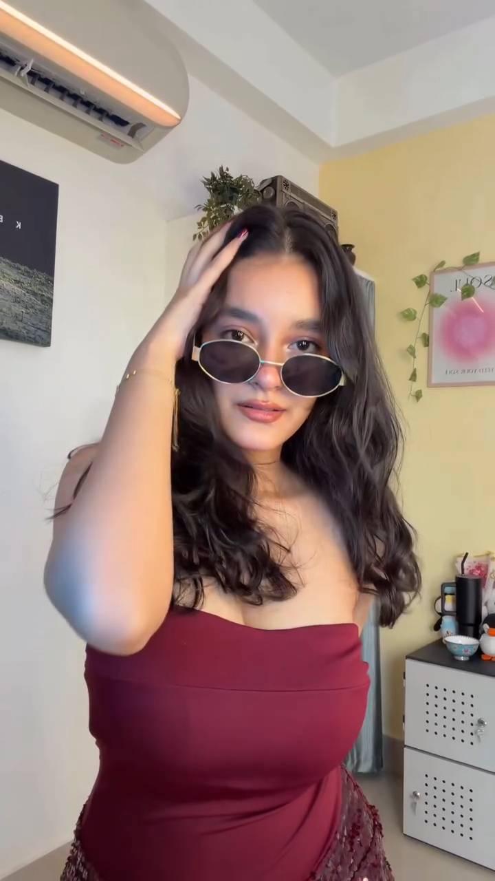 📱❤️ Video Call की प्यारी-सी बातें 😍✨

एक वीडियो कॉल, ढेर सारी बातें और चेहरे पर प्यारी-सी मुस्कान