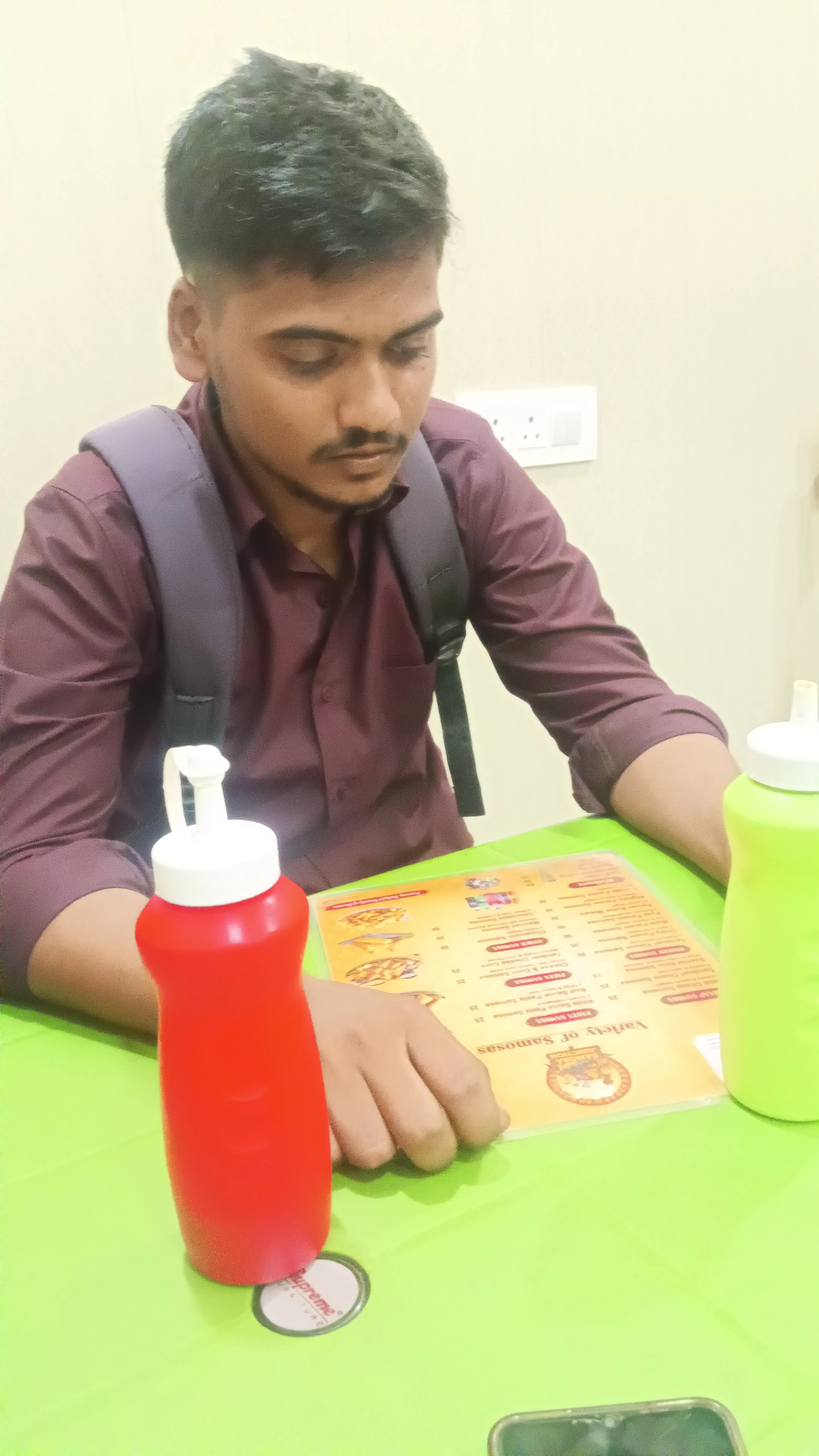 रेस्टोरेंट में खाते हुए विकास यादव तेजी से वायरल