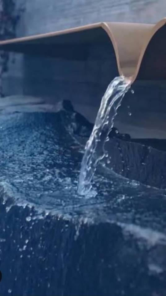 Gay me kese aaya itna pani ? Dejiye kitna pani he aap samajh jayenge ki ye barish ka paani
