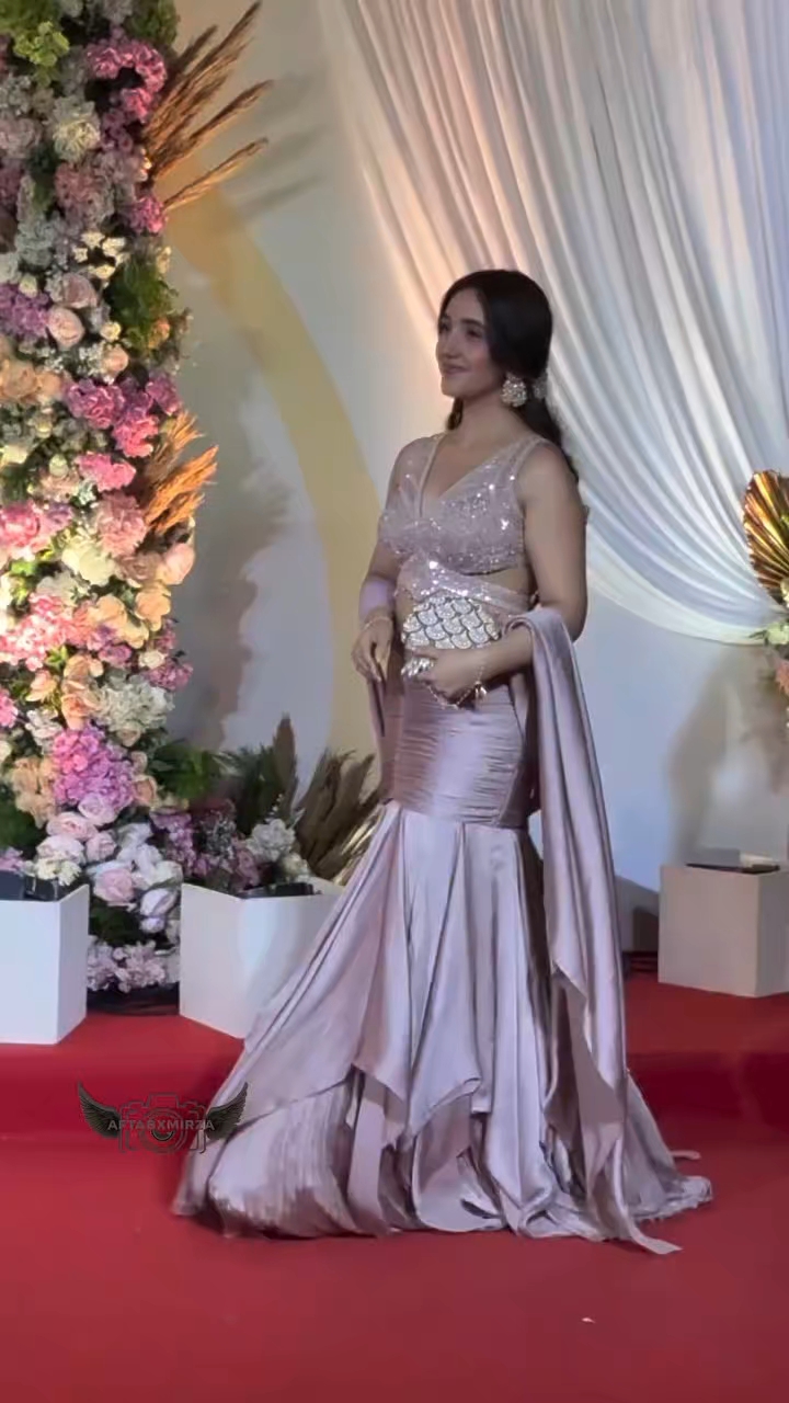 Ashnoor Kaur ne Mr Faisu ke family reception mein ki grand entry! 🔥

Sabki nazar sirf Ashnoor par t