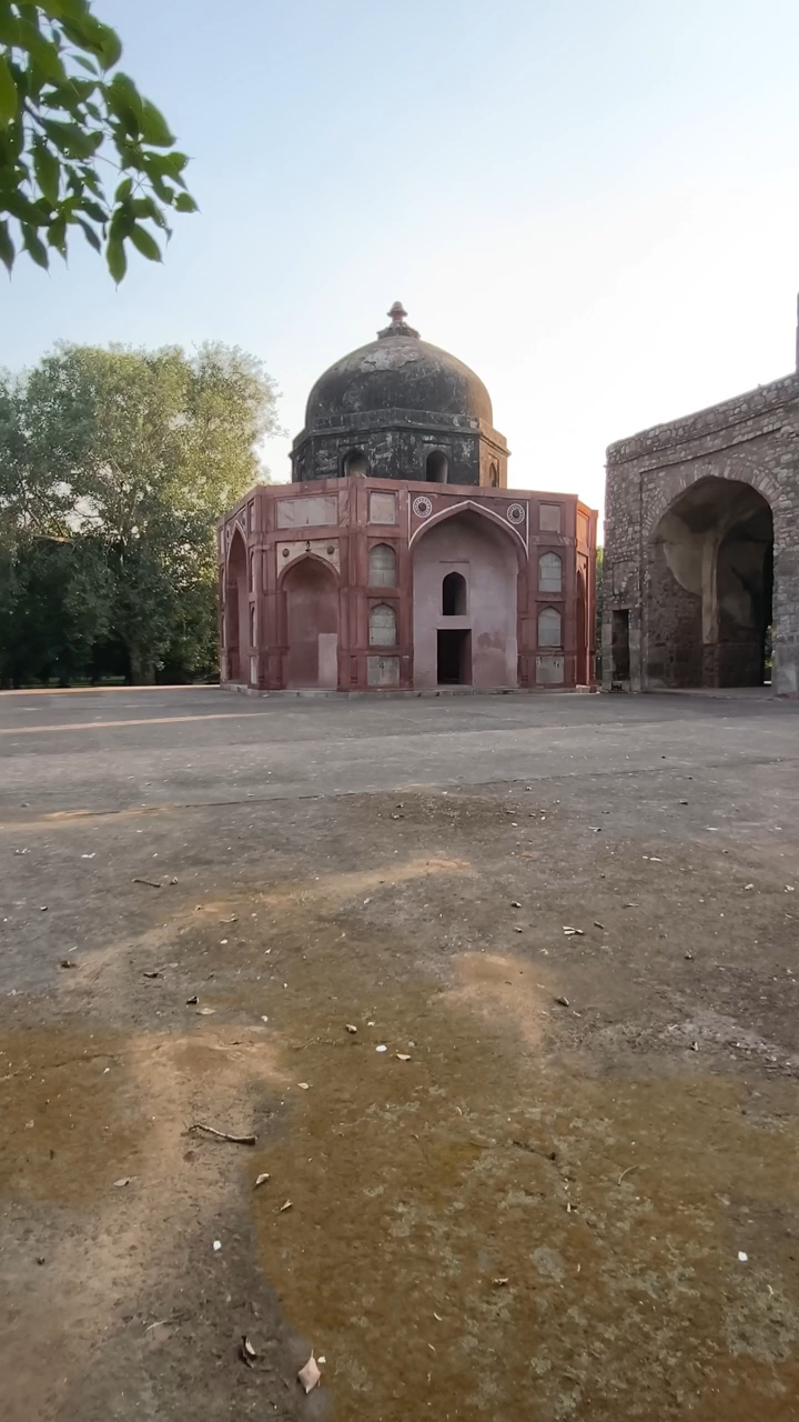 दिल में छुपा एक पुराना और शांत मकबरा