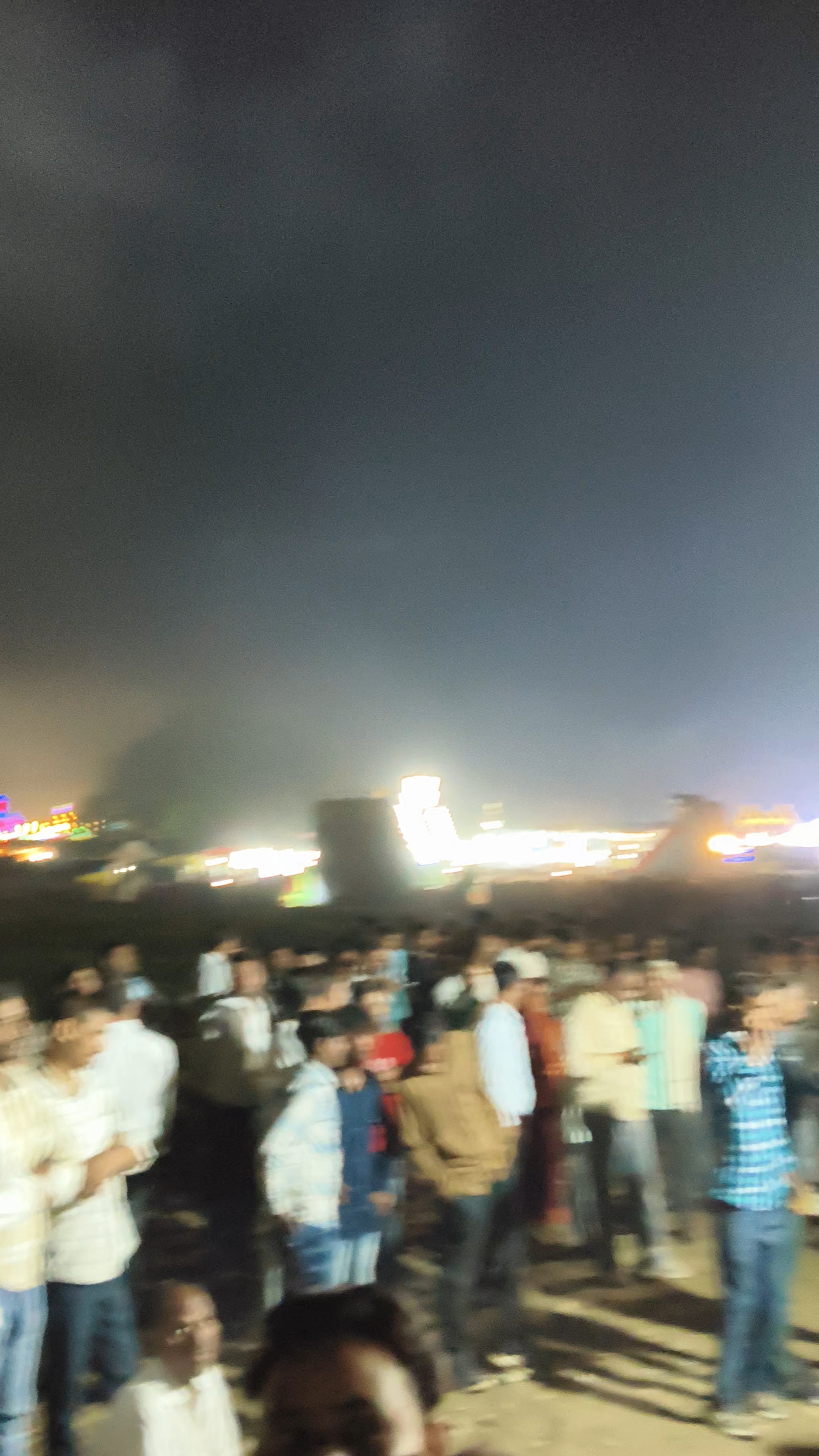 Lanka dhan dekhne ke liye aayi bhid