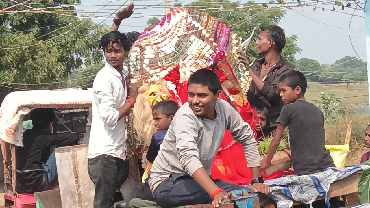 Mata Rani ka visarjan ho raha hai