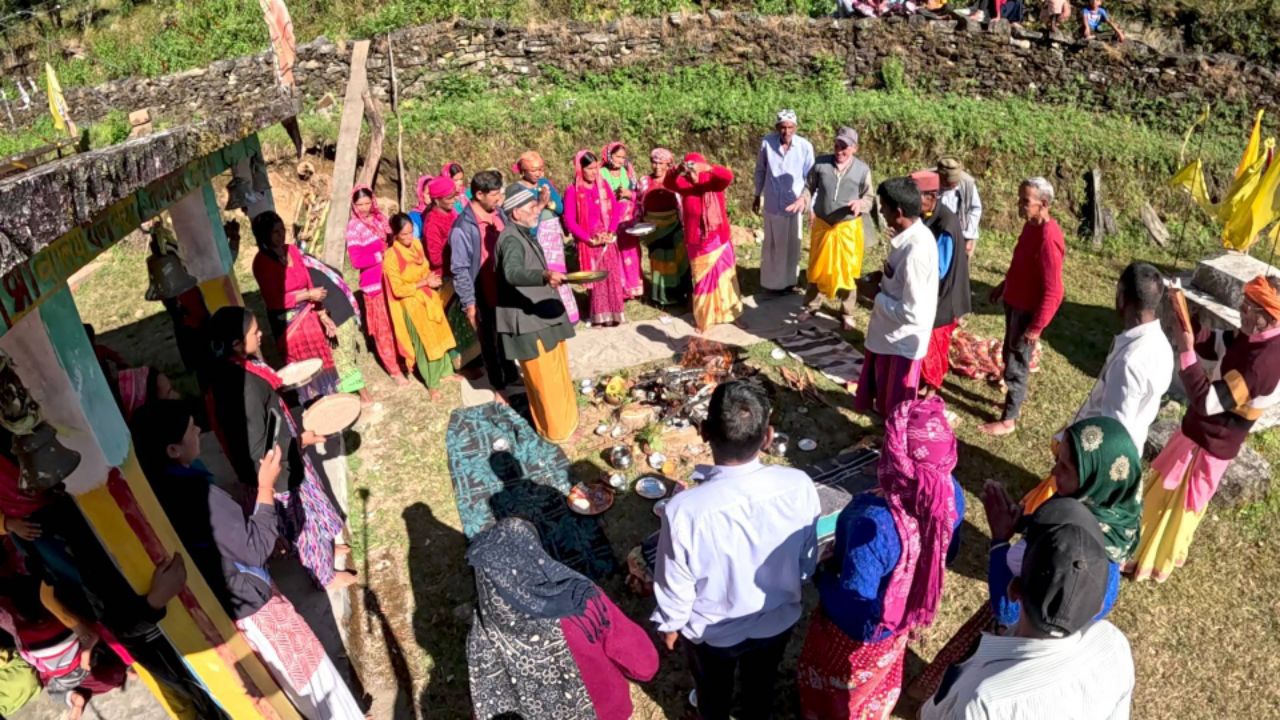 पहाड़ में देवता कैसे आते हैं सभी लोगों पर आया खतनाक देवता #viral #video