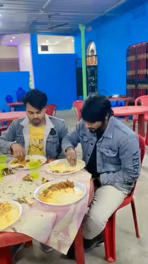 Kon hai ye log