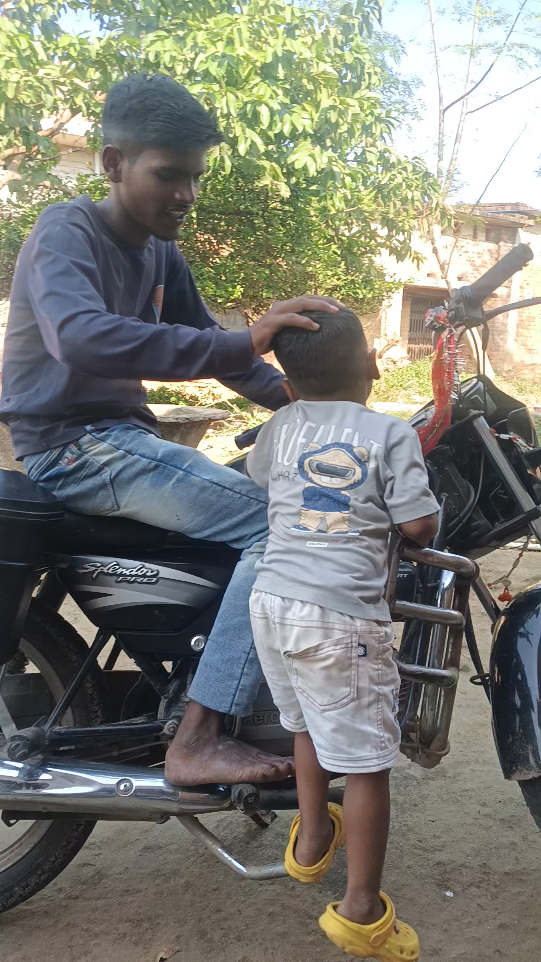 भाई के साथ मस्ती करते हुए