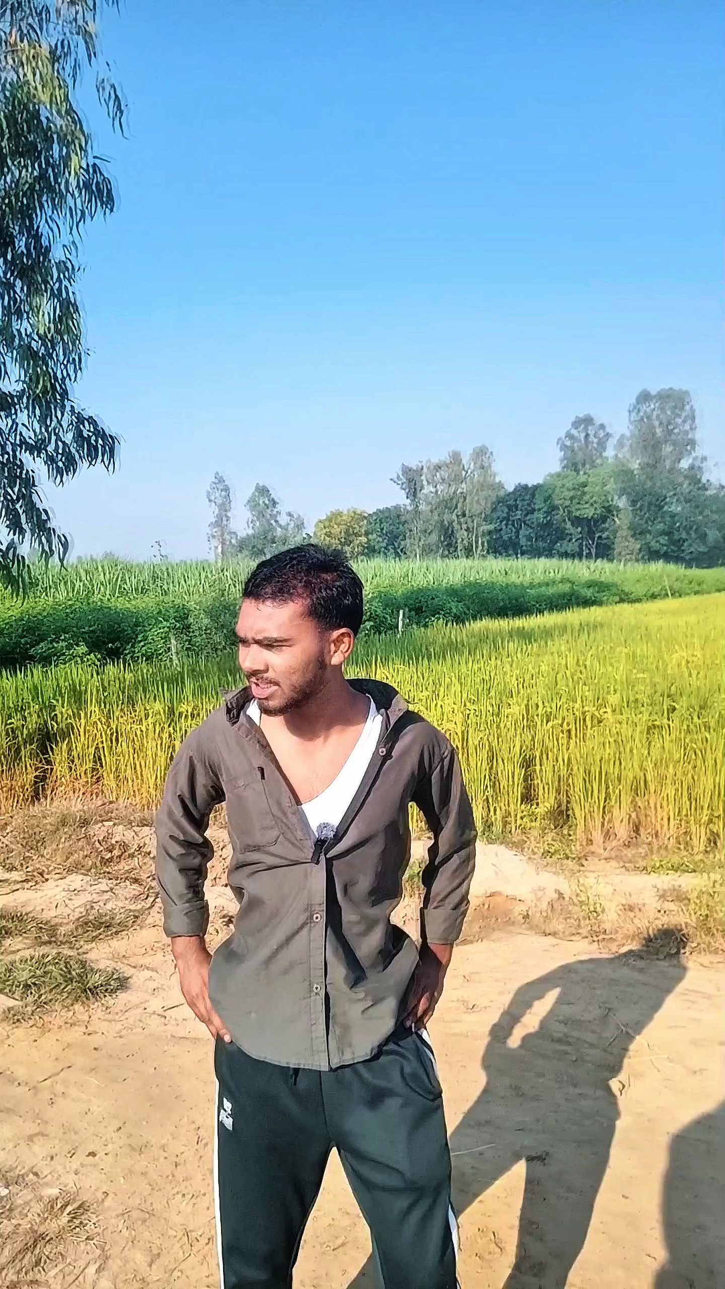 🤣😂 गांव के छोरे को चुटिया समझ के छेड़ने चले थे, लेकिन ऊ तो पूरा गांव का शेर निकला! 🔥😎