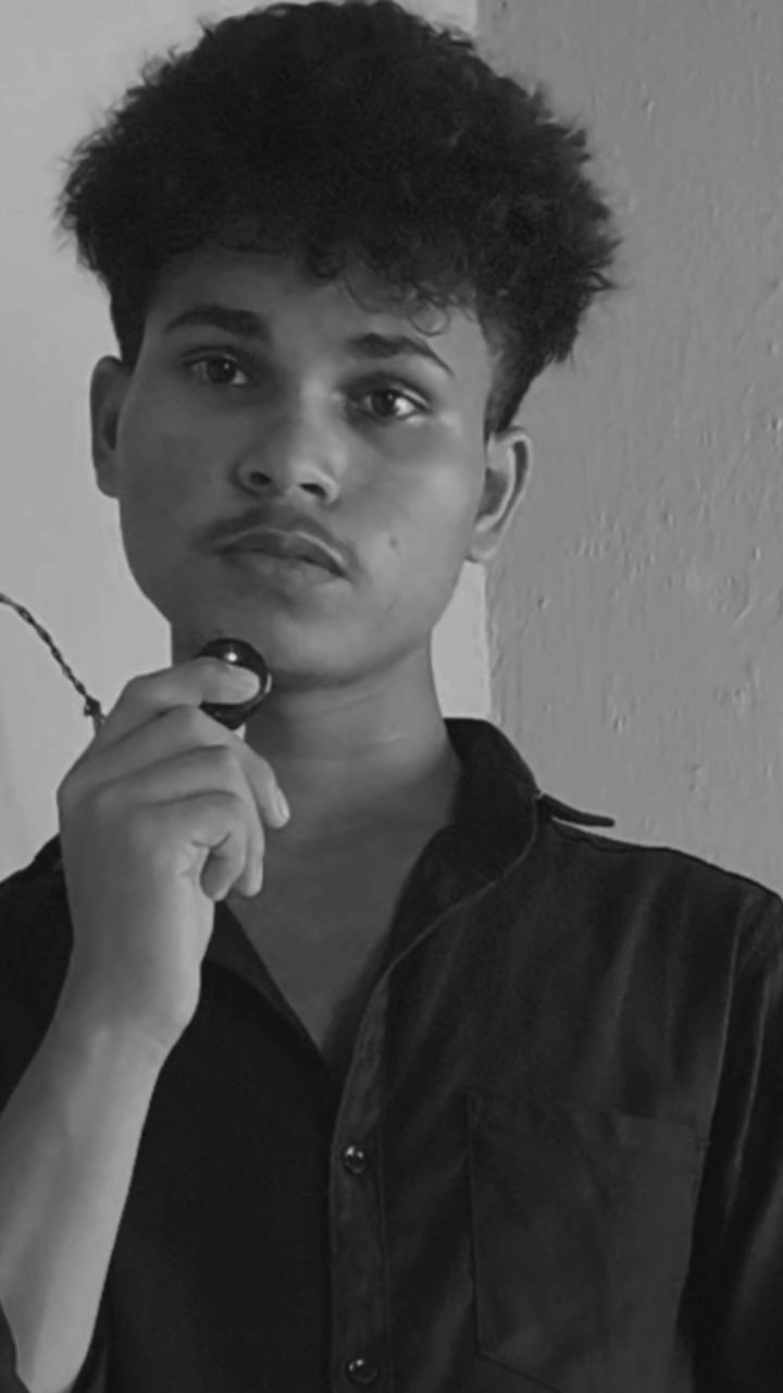 Bekar aadami ke jaisa baithe baithe reel dekhta hai 🤣🤣