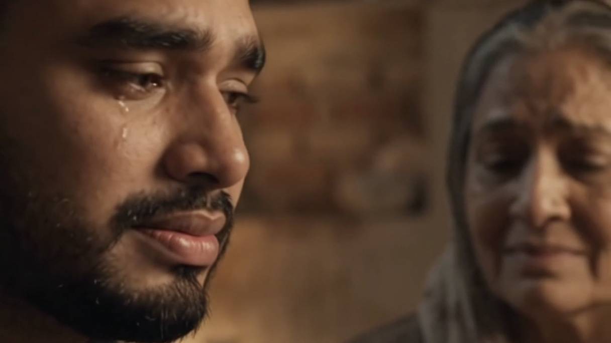 Gareeb Ladka Nauk ri Ki Talaash Mein | Emotional Al Story"