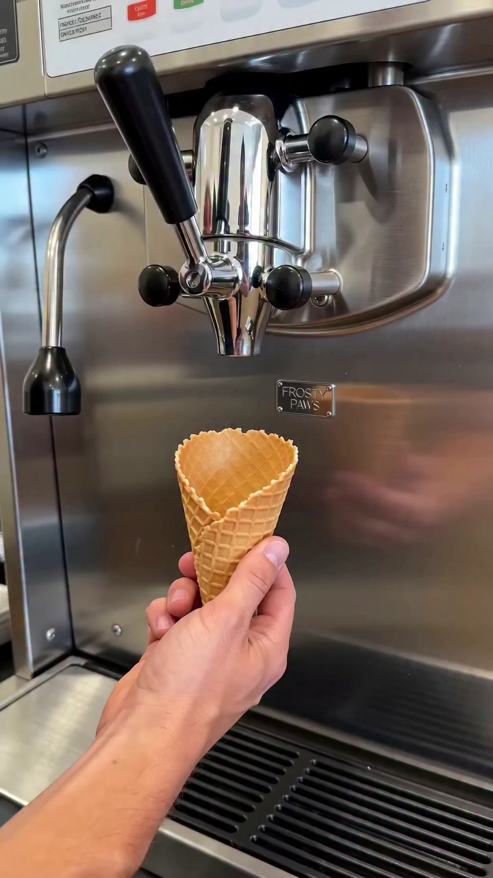 🔥 Title

😱 An Ice Cream Machine That Dispenses Tiny Kittens?! 🐱🍦 #Shorts

📝 Description

What h