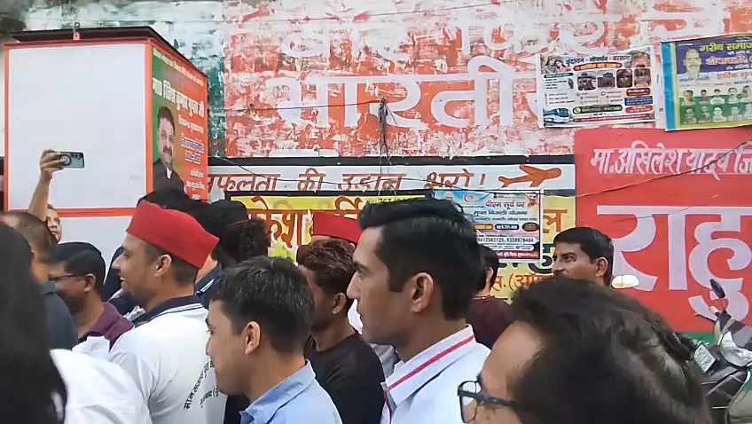 मुरादाबाद मानसखंड युवा वेलफेयर सोसाइटी ने पूर्व मुख्यमंत्री अखिलेश यादव का पुतला दहन किया