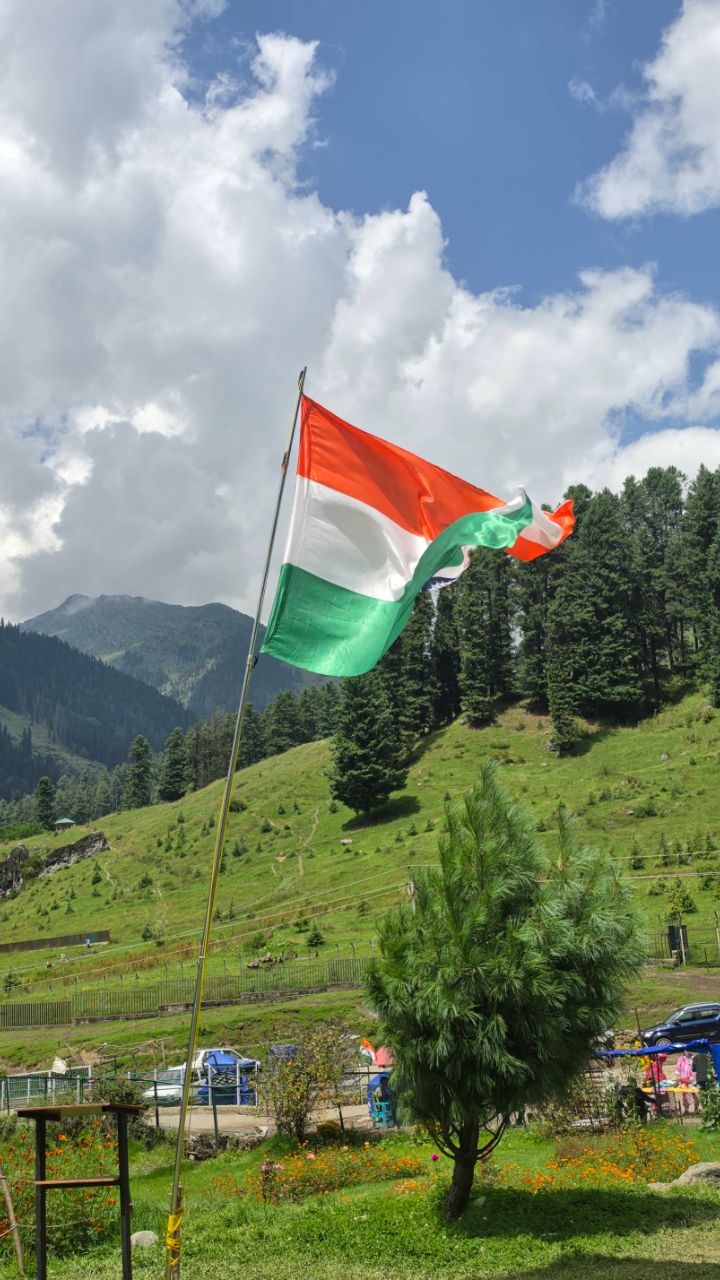 Jahan aasman zameen ko gale lagata hai,
Wahin dil ko jannat ka ehsaas ho jata hai. 🌿❤️