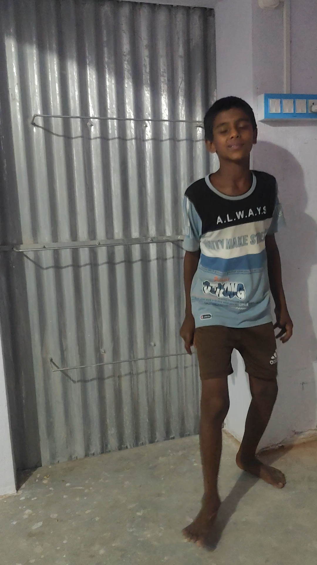 আমাদের ছোট্ট একটা নাচার দিচ্ছে