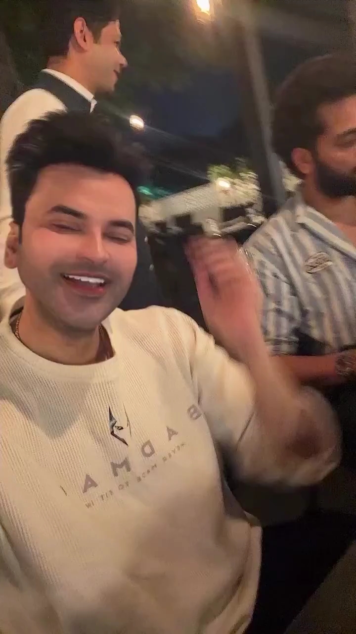 Bhopal me Dinner 🔥

#ElvishYadav #ElvishArmy