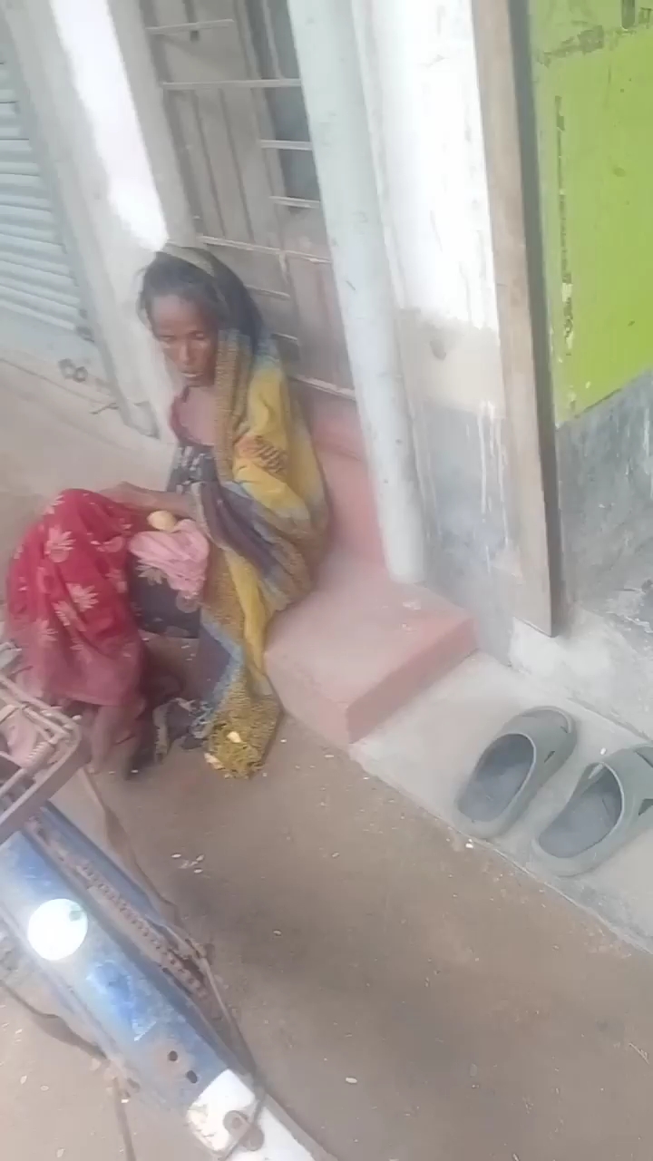 #hungry #feeding 🥺them #humanity #fypシ💔 #fbreelsvideo #happiness #please Maa🥹 ke #liye madad kar