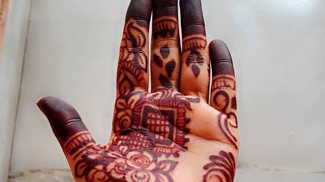 🌸 अपने हाथों में सजाई मेहंदी, चेहरे पर मुस्कान और दिल में ढेर सारी खुशियाँ। 🥰💚