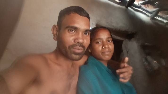 हम लोग देख कर बताएं हम दोनों में से कौन अच्छा लग रहा है 💞🥰