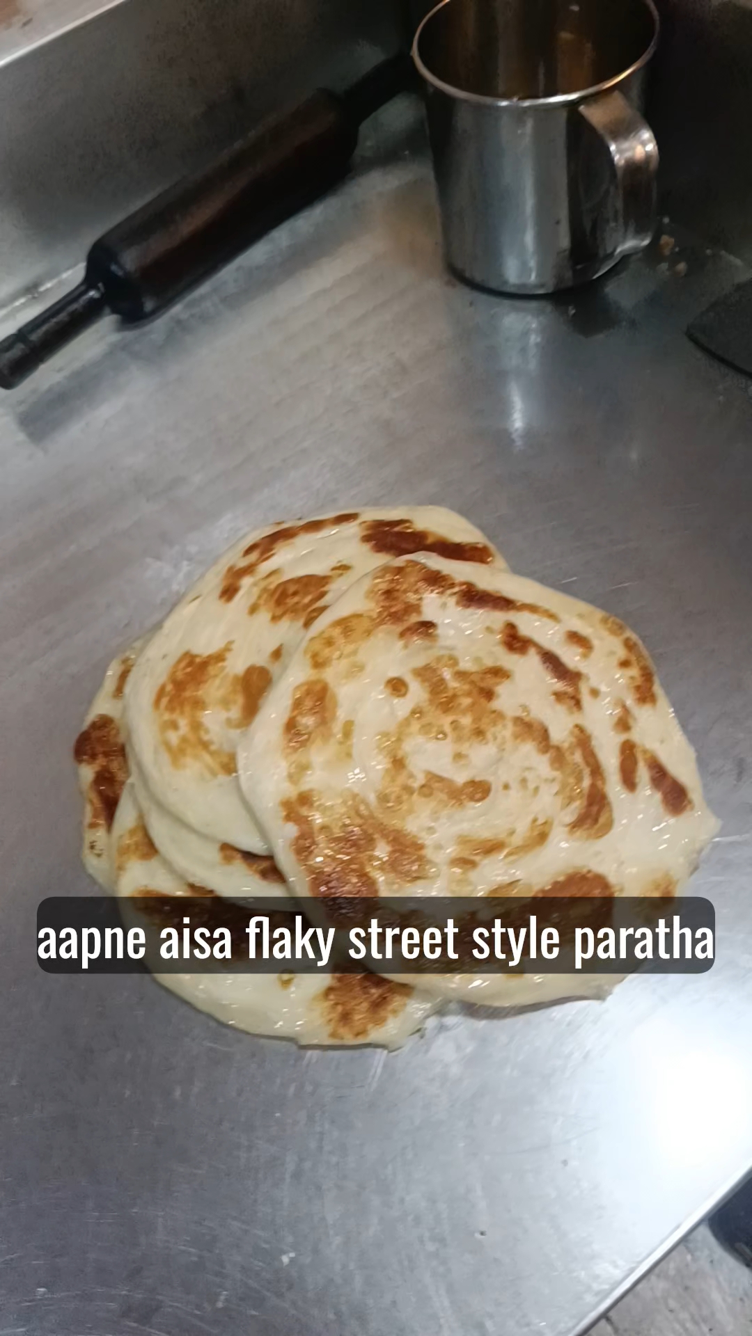 गरमा-गरम पराठा बनाने का अनोखा तरीका 😍🔥 | Desi Paratha Recipe #Shorts