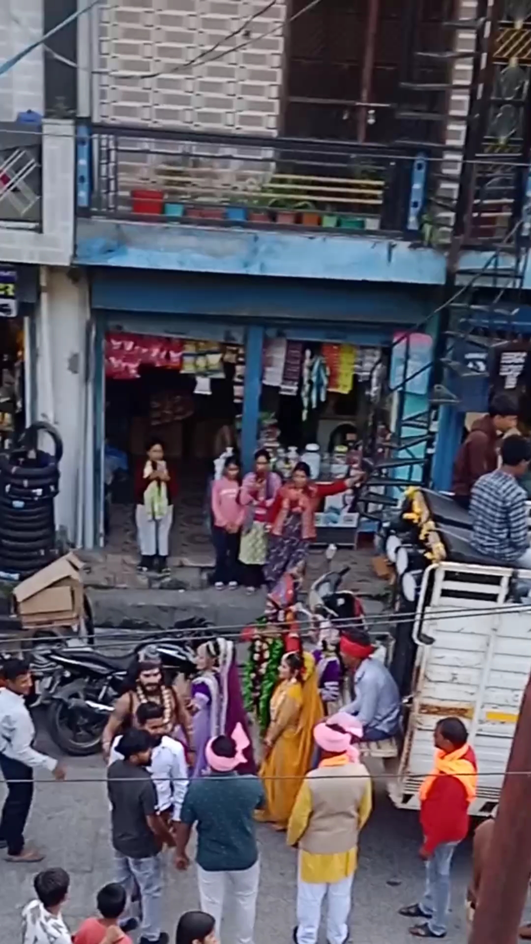 बाल्मीकि जयंती पर नृत्य करते हुए भोलेनाथ माता पार्वती