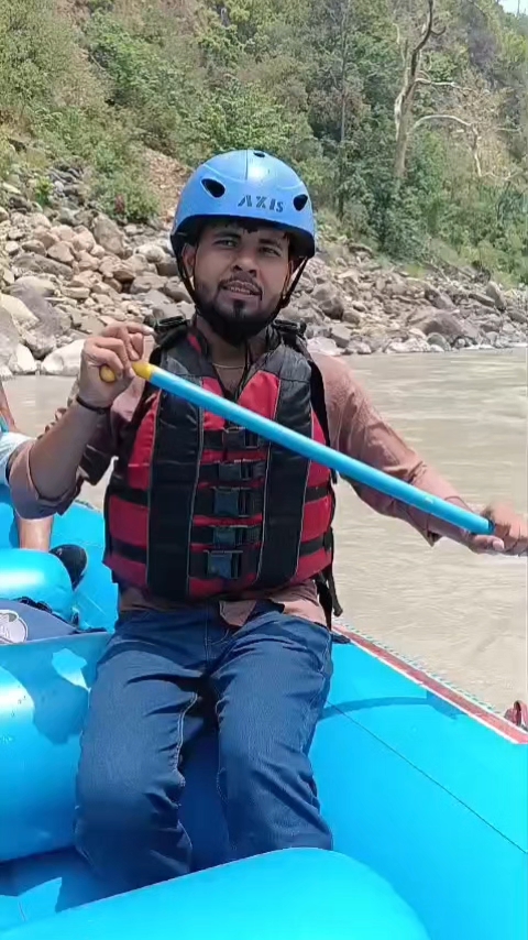 Masti kar rahe hai