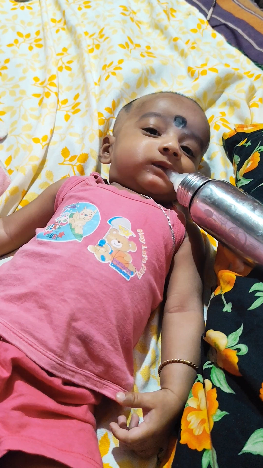 একটি মিষ্টি ছোট্ট বাচ্চা স্নান করে পরিষ্কার হয়ে দুধ খাচ্ছে। 🛁🍼 বাচ্চাটির এই আদুরে মুহূর্ত আপনাদ