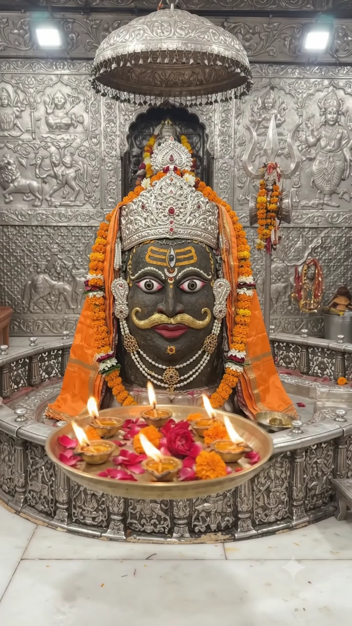 Is this real? Floating aarti thali worshiping Lord Mahakal inside Ujjain temple! 😲