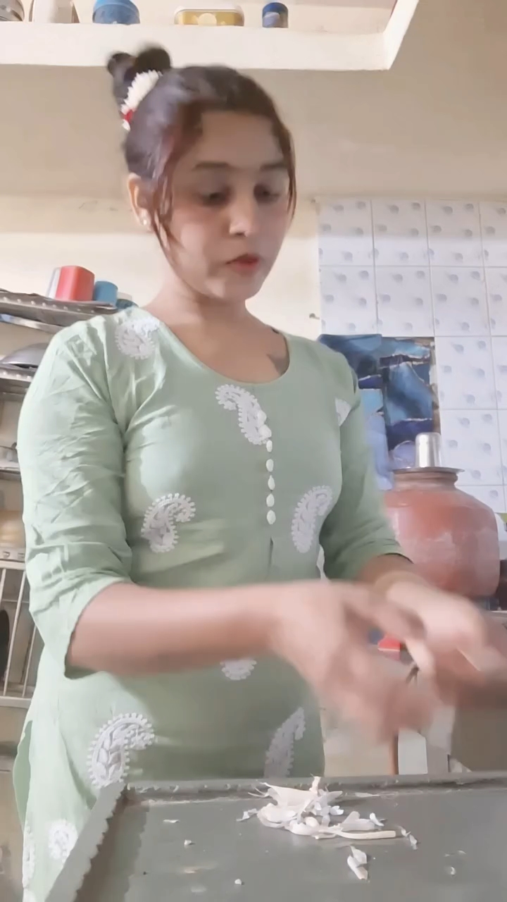 लहसुन छीलने की असली मेहनत! 🧄😂 #shorts #minivlog #vlog