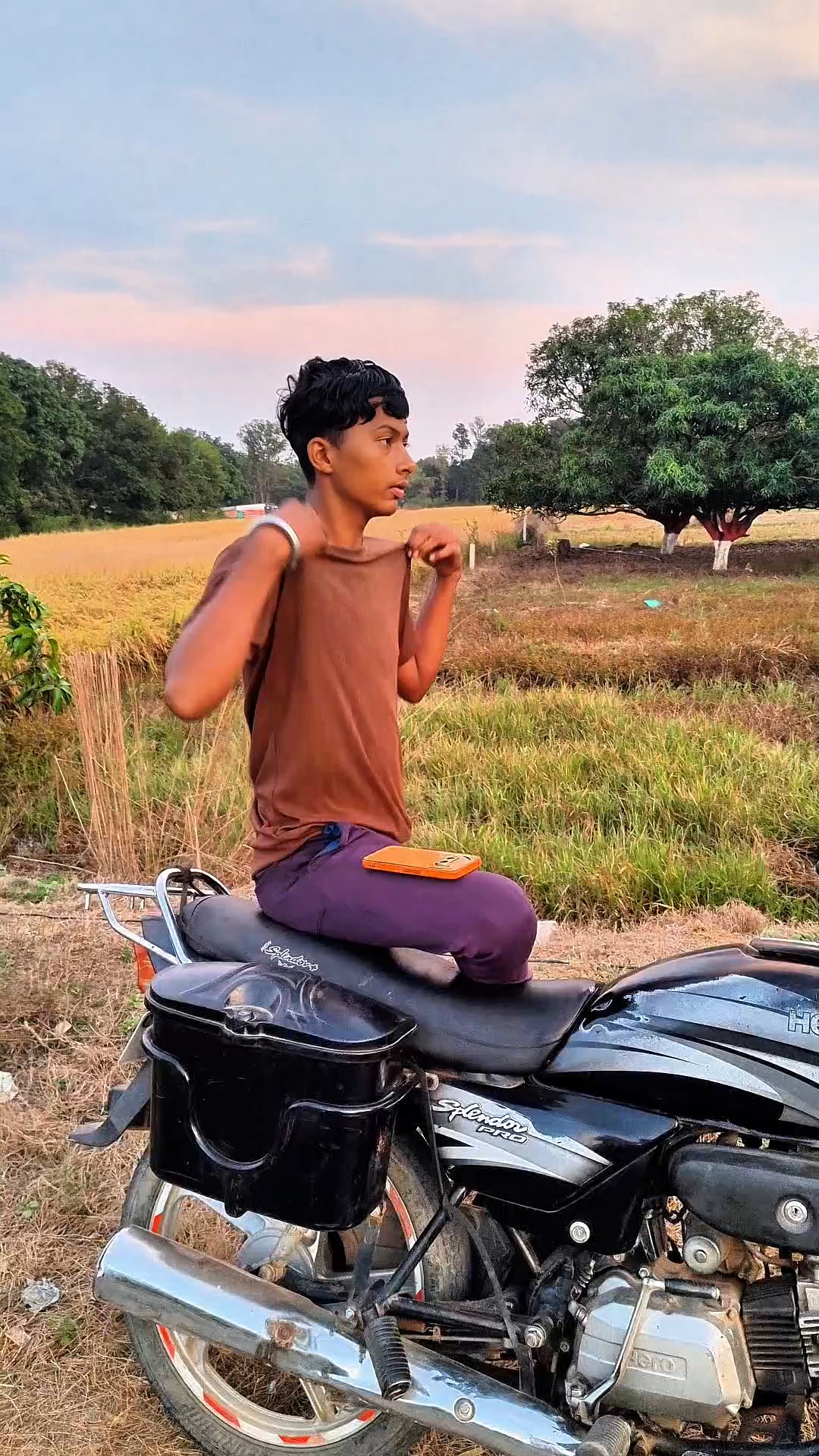 Bhai ko hath kaise lagaya💀🤡 #mukesharvin #shorts #comedy #bideoviral
