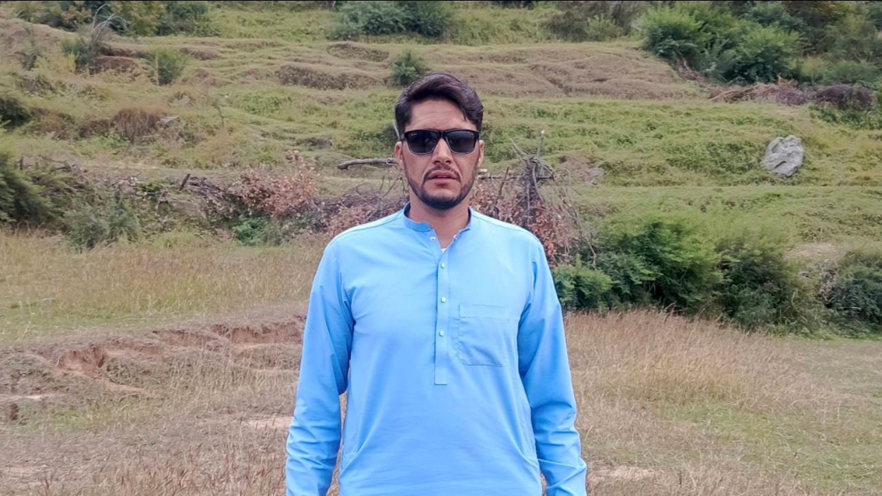 Kakad tops with friends.