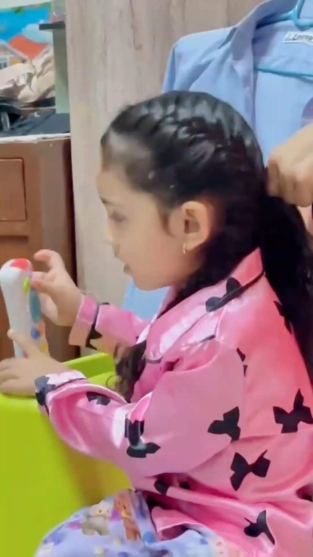 How cute.. Little girl singing🎤