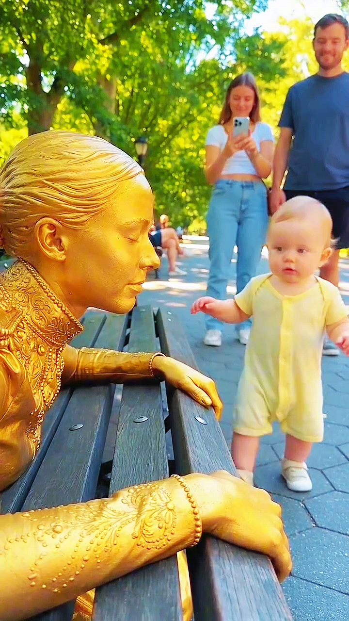 Toddler Meets Golden Statue 😍✨
#Shorts #CuteBaby #GoldenStatue #Heartwarming #FunnyMoment