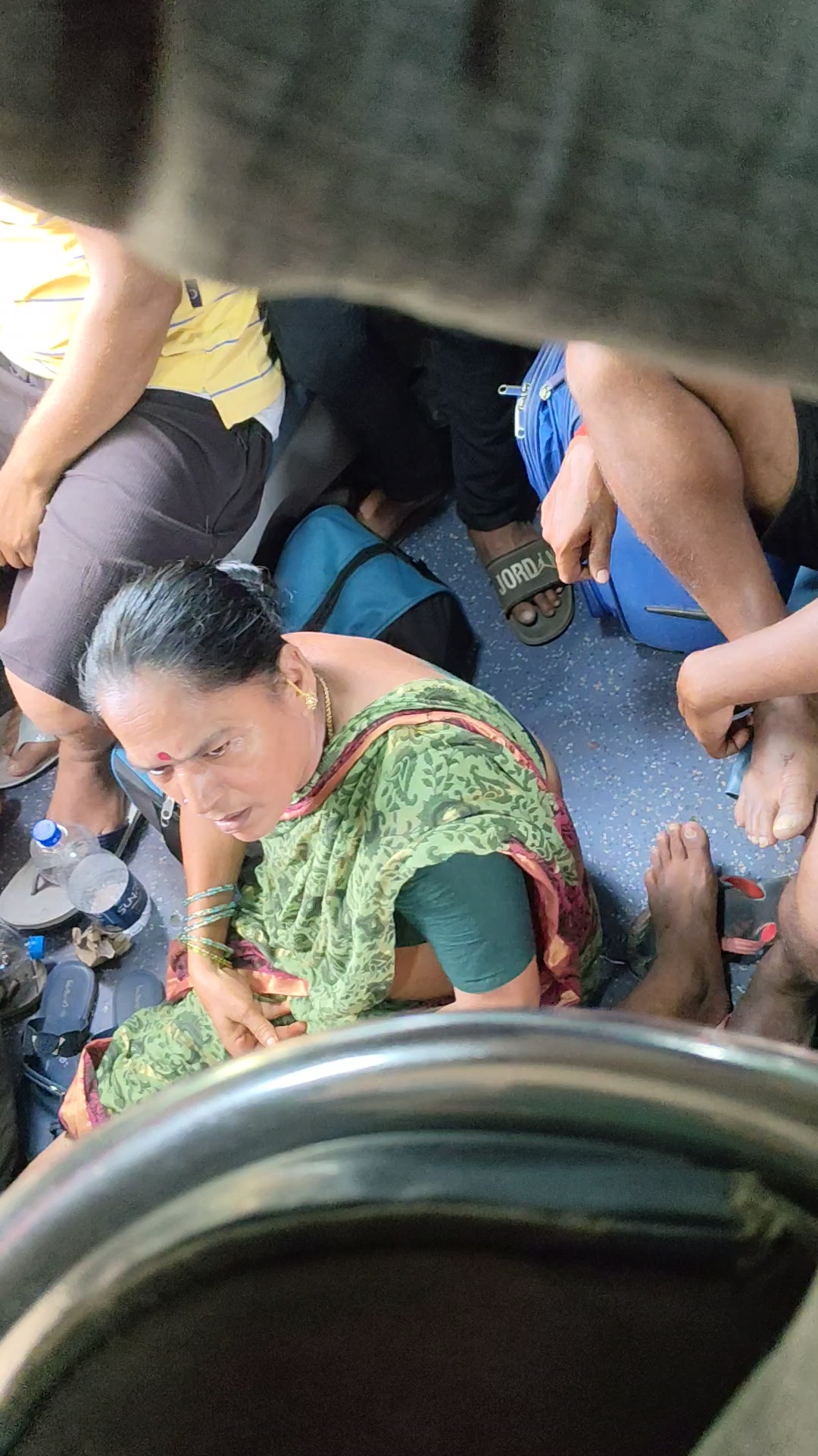 ট্রেনের ওপরে ভাষা নিয়ে বিরোধী