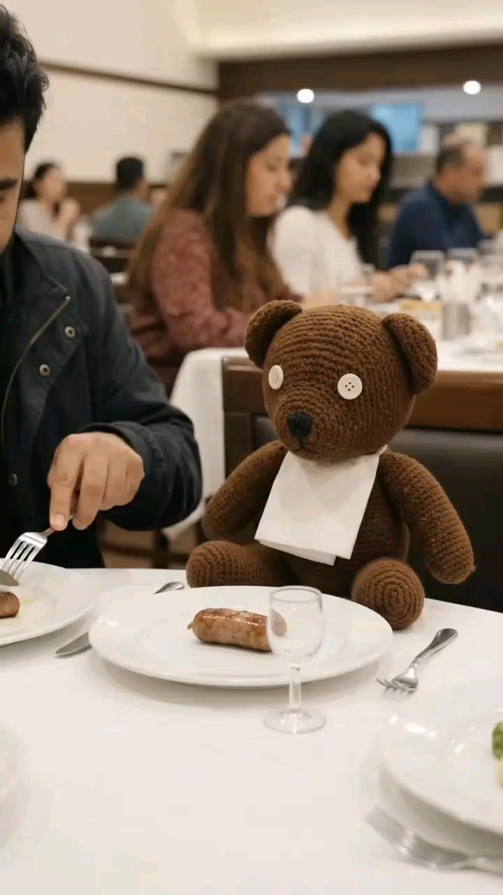 A Man’s Heartwarming Bond with His Teddy Bear 🧸❤️