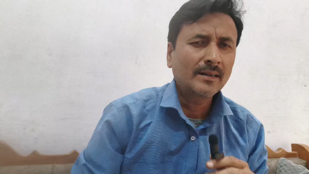 पुरानी बातें याद करके अचानक मुस्कुरा देना