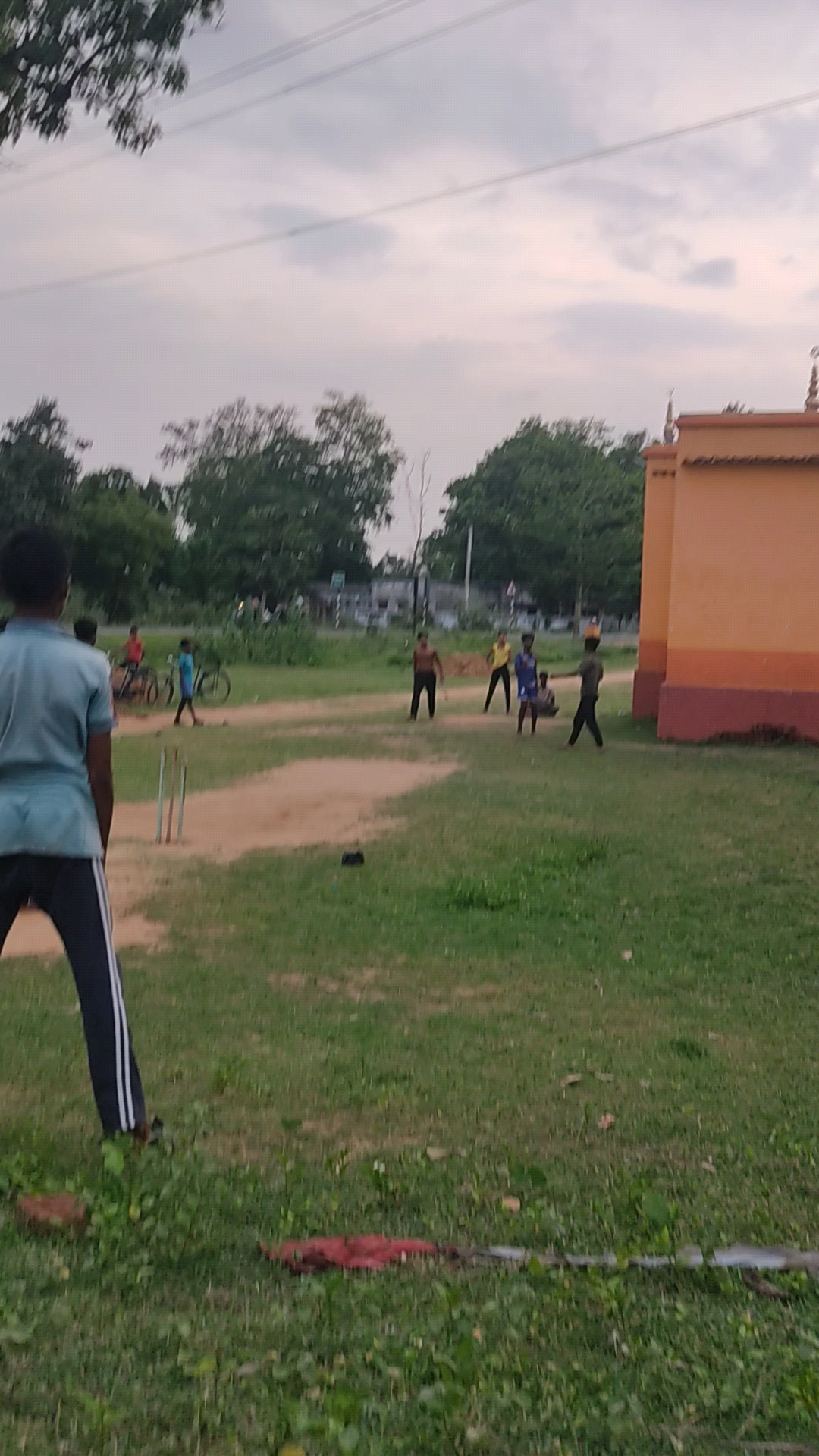 Cricket short pitch mar dekhiye