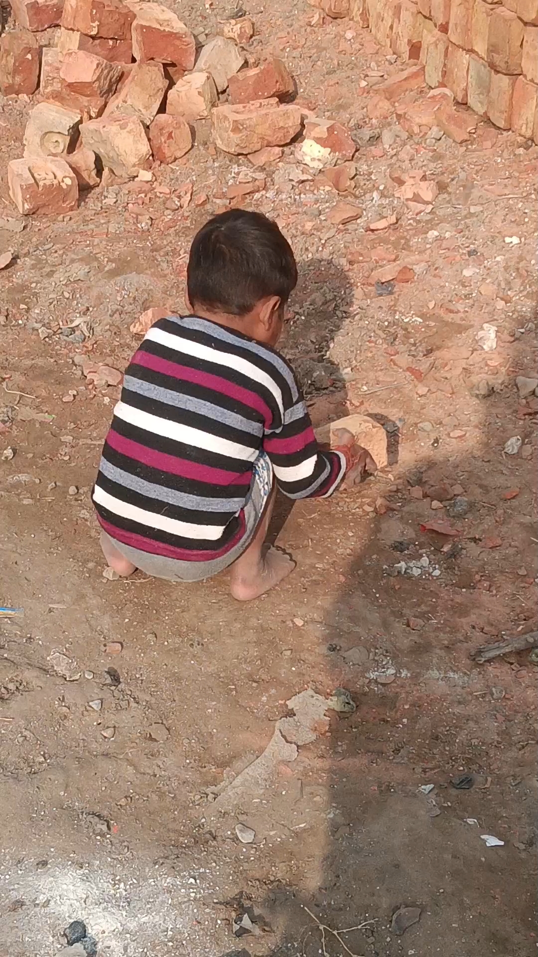 Chhota baccha mehnat karte hue