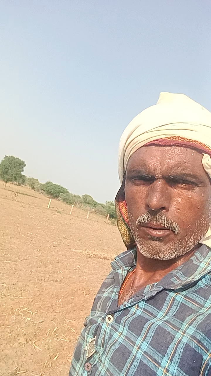 खेती-बाड़ी का काम चल रहा है जल का भरते हुए